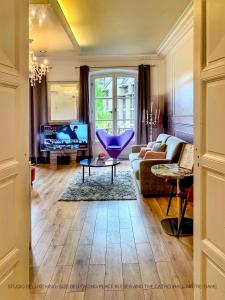 斯特拉斯堡LIFE RENAISSANCE - New Concept - Place Kléber的客厅配有沙发和桌子