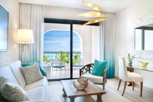 蓬塔卡纳Sanctuary Cap Cana, a Luxury Collection All-Inclusive Resort, Dominican Republic的客厅配有沙发和桌子