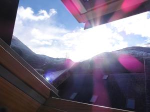 巴鲁尔拉百伊思时代公寓的透过窗户可欣赏到阳光