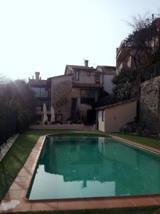 圣保佩蒂特乡村住宿酒店的一座房子的院子内的游泳池