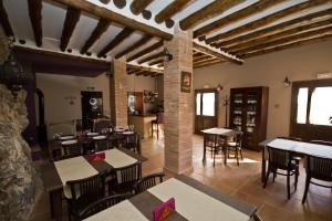 Salinas de HozHotel Rural La Sal的一间在房间内配有桌椅的餐厅
