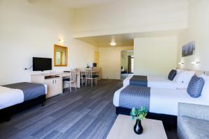 诺拉Parkhaven的酒店客房,设有两张床和一张沙发