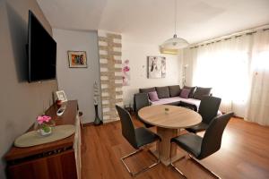 扎达尔Apartment Simoni ZD的客厅配有桌子和沙发