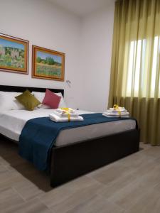 维罗纳ARNO ROOMS VERONA的一间卧室配有一张大床和毛巾