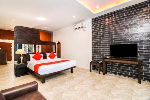 华欣Baan Noppadol Hua Hin Loft的一间酒店客房,配有一张床和一台电视