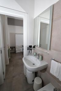 皮佐Timpa b&b的白色的浴室设有水槽和镜子
