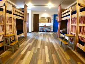 大阪松旅馆的带两张双层床和厨房的客房