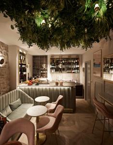 罗维尼The Melegran的一间带沙发和桌子的餐厅和一间酒吧