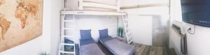 特切夫Pokoje Noclegi OrzecH的客房设有带蓝色椅子的双层床。