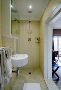开普敦Villa Costa Rose - No Loadshedding的一间带水槽和淋浴的浴室