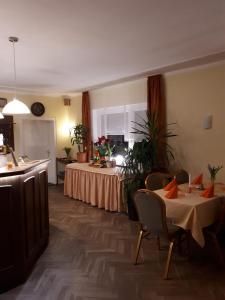 HochkirchHotel & Pension Aßmann的配有桌椅和厨房的房间