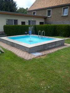 HochkirchHotel & Pension Aßmann的庭院内带两个水龙头的游泳池