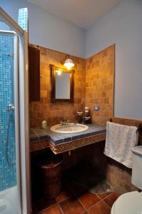 弗龙特拉Casa abuela Amparo的一间带水槽和镜子的浴室