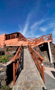 弗龙特拉Casa abuela Amparo的山顶上一座木桥,一座建筑