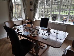 赫克瑟姆Thornley House的配有椅子和窗户的木桌