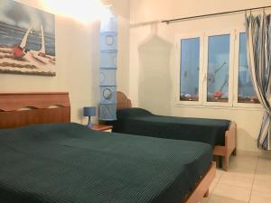 里奥内莱尔巴I Sentieri的一间卧室设有两张床和窗户。