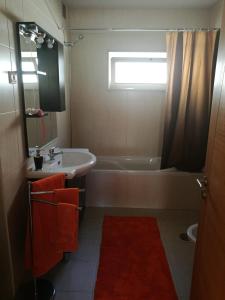 吉马良斯Casa Carla的浴室配有盥洗盆和浴缸。