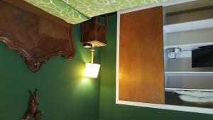 帕拉莫斯卡特琳娜公寓旅馆的浴室设有镜子和墙上的灯