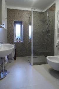 佩兹迪格雷科Da nonno的带淋浴、盥洗盆和浴缸的浴室