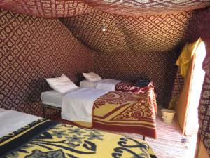 Chegaga Berber Camps客房内的一张或多张床位