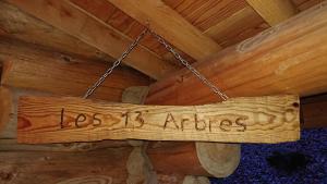 Collonges-sous-Salève萨莱沃度假屋的挂在房间天花板上的标志