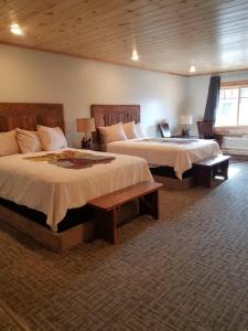 加德纳406 Lodge at Yellowstone的酒店客房设有两张床和窗户。