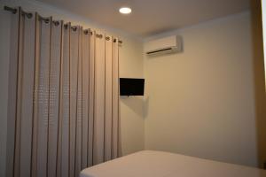布朗库堡Horta D'Alva的一间卧室配有床、暖气和窗帘