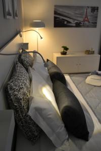 马泰拉Il profumo dei Sassi Holiday Home的一张带黑白枕头的床