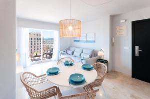 甘迪亚Calmo Singular Apartments的一间带桌椅和沙发的用餐室