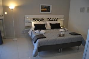 马泰拉Il profumo dei Sassi Holiday Home的一间卧室配有一张大床和两个枕头