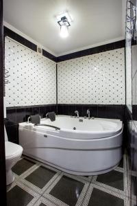 尼古拉耶夫Studio on Oliinyka Street的浴室配有白色浴缸和卫生间。