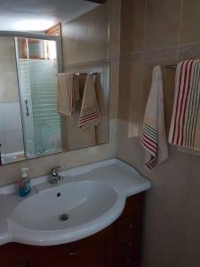 霍里顿Holiday Home Dionysis的浴室设有白色水槽和镜子