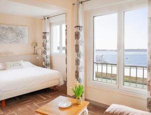 拉尔莫巴当Hotêl & Spa Du Parc Fétan的一间卧室设有一张床和一个大窗户