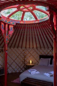LavacolhosQuinta do Ragal的蒙古包内带床的房间,带窗户