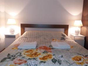 采蒂涅Apartments Mirković的卧室内的一张带两个枕头和两个灯的床