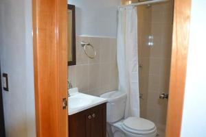 巴利亚多利德Hotel Kinich Ahau的浴室配有卫生间、盥洗盆和淋浴。