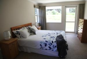 Niagarawaikawa house的一间卧室设有一张大床和一个窗户。