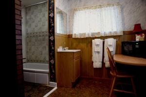 阿什福德盖特威旅馆和小屋的带浴缸、水槽和淋浴的浴室