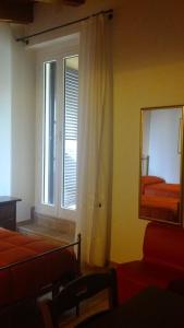 特拉莫安蒂卡因特拉姆尼亚住宿加早餐旅馆的客房设有窗户、镜子和床。