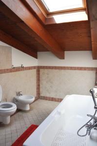 特拉莫安蒂卡因特拉姆尼亚住宿加早餐旅馆的浴室配有卫生间、浴缸和水槽。
