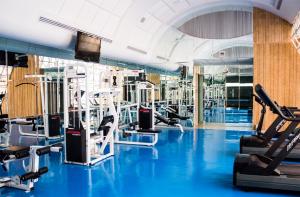 克雷塔罗Hotel Mirage - Centro Histórico de Querétaro的一间设有蓝色地板和跑步机的健身房