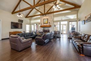 奥斯汀Mountain Star Lodge的客厅配有皮革家具和石制壁炉