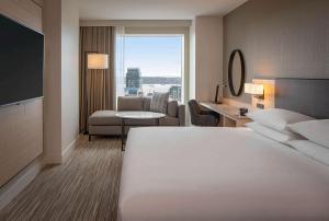 西雅图Hyatt Regency Seattle的酒店客房设有一张床和一个大窗户