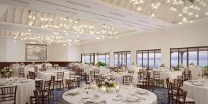 斜坡村太浩湖凯悦Spa度假及赌场酒店的宴会厅配有白色的桌椅和吊灯