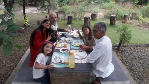 VaragampadiTranquilandia的一群人坐在野餐桌旁