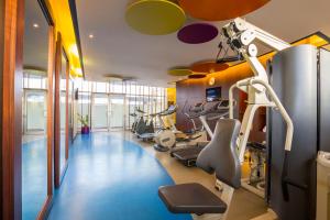 Novotel Suites Mall Avenue Dubai的健身中心和/或健身设施