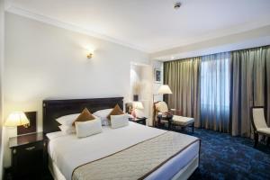 达卡萨日娜酒店的酒店客房设有一张大床和一张书桌。