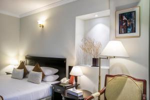 达卡萨日娜酒店的酒店客房,配有床、灯和椅子