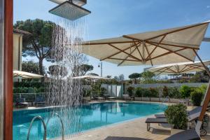 马里纳-迪-皮特拉桑塔中央公园酒店的一个带喷泉的游泳池