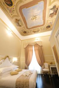 佛罗伦萨B&b Kingsman的一间卧室设有一张带天花板的大床